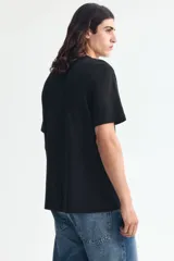 Remera básica de algodón color negro, con cuello redondo y manga corta, de corte estándar.