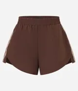 Bermuda deportiva modelo runner de la marca Get Over, confeccionada en poliéster. Presenta un diseño holgado con cintura elástica, bajo redondeado y rayas laterales decorativas.