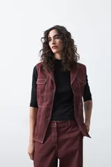 Polera de algodón color blanco, con cuello alto y mangas tres cuartos. Presenta un diseño ajustado al cuerpo con costuras decorativas en las sisas.