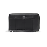 Billetera tipo fichero grande de cuero sintético con textura granulada, cierre perimetral y correa de muñeca extraíble. Presenta el logo metálico de la marca en la parte frontal.