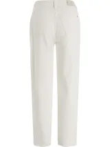 Jean blanco de corte amplio, talle alto y estilo balloon, con efecto desgastado en las rodillas y ruedo desflecado.