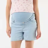 Bermuda de jean de tiro alto para maternidad, con faja elástica integrada de color celeste y diseño clásico de cinco bolsillos.