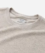 Remera de hombre marca Marfinno, con textura horizontal, cuello redondo y mangas cortas, de corte regular.