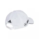 Gorro Adidas blanco con logo de Mercedes Benz bordado en negro en el frente y logo de Adidas bordado en negro en la visera.