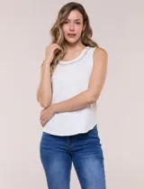 Musculosa blanca de tejido acanalado, con escote redondo adornado con tachas metálicas en el borde y breteles anchos.