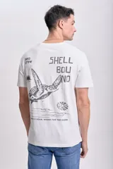 Remera blanca de manga corta con estampado de tortuga marina y texto 'Shell Bound'.