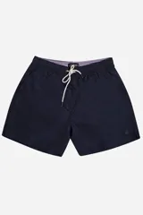 Short de baño color mostaza, de tela ligera y secado rápido, con cintura elástica y cordón de ajuste blanco. Posee bolsillos laterales y uno trasero, y un pequeño logo de goma en la parte inferior derecha.