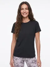Remera deportiva negra de manga corta, con costuras laterales visibles y calce ajustado.