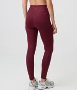 Pantalón legging deportivo Get Over de color bordó, confeccionado en microfibra con cintura alta y pretina ancha. Cuenta con bolsillos laterales y calce ajustado al cuerpo.