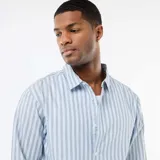 Camisa de algodón de manga larga con diseño de rayas verticales en tonos celestes y oscuros, cuello camisero y cierre frontal de botones.