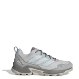 Championes Adidas Terrex Eastrail 3 de mujer, diseñados para trekking y senderismo, en color gris con detalles en celeste y azul. Capellada de malla transpirable con refuerzos sintéticos, mediasuela de EVA y suela Traxion de gran agarre.