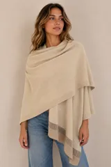 Ruana gris de tejido de algodón, con diseño abierto y detalle de franja calada en el borde inferior.