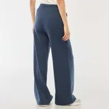 Pantalón de jogging azul de corte holgado y pernera ancha, con cintura elástica ajustable mediante cordón y bolsillos laterales.