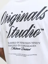 Camiseta de manga corta y cuello redondo con corte holgado, confeccionada en tejido de algodón. Presenta un diseño minimalista con estampa tipográfica pequeña en el pecho y estampa de mayor tamaño en la espalda.