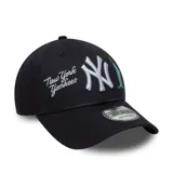 Gorra New Era modelo 9FORTY ajustable, color azul marino, con bordado frontal del logo de los New York Yankees, el texto 'New York Yankees' y la silueta de la Estatua de la Libertad.