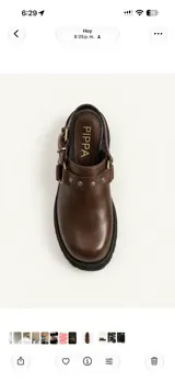 Zueco de cuero vacuno color marrón chocolate, con herrajes color oro viejo, estribo decorativo con tachas y suela con taco de 4,5 cm.