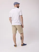 Remera azul con cuello polo y mangas cortas con ribete blanco.