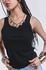 Musculosa básica de morley color negro, con cuello redondo y tiras anchas, de ajuste al cuerpo.