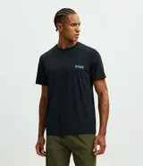 Remera deportiva de hombre con tecnología Dry, confeccionada en poliamida y elastano. Presenta un diseño de corte regular, cuello redondo, manga corta y estampa lettering pequeña en el pecho con la frase Seeking my highs.
