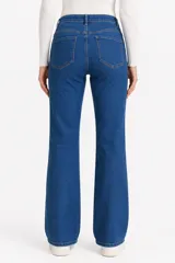Pantalon de jean negro con corte flare y tiro alto.