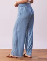 Pantalón ancho (wide leg) de lyocell color celeste claro, con pretina ancha elastizada y bolsillos laterales.