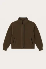 Abrigo de estilo bomber con cuerpo de paño y mangas tejidas en punto acanalado. Presenta cuello alto, cierre frontal con botones a presión y bolsillos laterales con ribete en contraste.