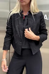 Blazer de lino color crema con bordado a tono en toda la prenda. Diseño sastrero con cuello solapa y cierre frontal con botones forrados.