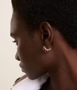 Set de aros dorados con diferentes diseños: aros pequeños con textura de piel de serpiente en marrón y dorado, aros cuadrados y aros pequeños lisos.