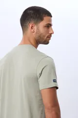 Remera lisa de manga corta y cuello redondo, color gris oscuro, de calce cómodo con pequeño logo bordado en el pecho.