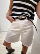 Bermuda color borgoña de gabardina elastizada, corte a la rodilla, con cinto fino con tachas y detalles de flecos en el ruedo.