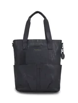 Cartera tipo tote bag Hush Puppies modelo Denver, color negro, de diseño estructurado con doble asa superior y bolsillos frontales externos. Cuenta con aplique metálico de la marca y llavero colgante decorativo.