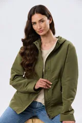 Campera liviana con capucha, de corte clásico, color beige, con bolsillos laterales con solapa y cierre frontal.