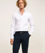 Pantalón slim de sastrería de color gris claro, confeccionado en sarga de algodón con elastano, con cierre frontal de botón y cremallera, y bolsillos.