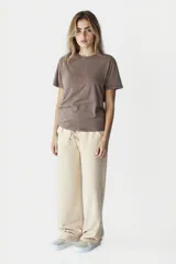 Pantalón de jogging negro con efecto lavado, tiro alto, corte ancho y bolsillos laterales.