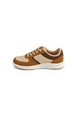 Zapatilla urbana con combinación de tonos tostado, marrón y beige, acordonada, con suela deportiva blanca y cuello acolchado.