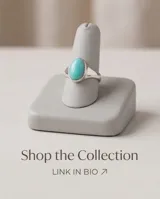 Anillo de plata 925 con piedra ovalada de pasta turquesa.