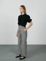 Pantalón de pana color ladrillo, de corte recto y tiro alto.