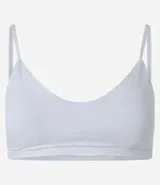 Top deportivo negro, tipo bralette, con escote en V y tirantes finos ajustables.