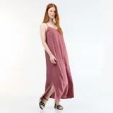 Vestido largo fluido color rosa, con tirantes finos, escote en V y diseño amplio y liviano con tajo lateral.
