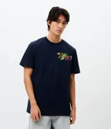 Remera de algodón color azul marino con cuello redondo y mangas cortas. Presenta un diseño estampado en la espalda con personajes de Bob Esponja y Patricio Estrella en estilo artístico colorido.