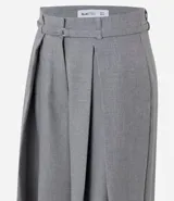 Pantalón de sastrería modelo pantalona, de corte amplio y tiro alto. Presenta pinzas frontales, cierre con cremallera y botón, y presillas en la cintura. Incluye un cinturón ajustable del mismo tejido.