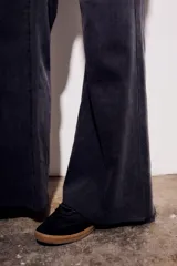 Pantalón de jean gris oscuro, de corte wide leg y tiro medio.