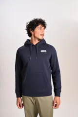 Hoodie azul marino con capucha y cordones ajustables, cuenta con un bolsillo tipo canguro frontal y un estampado pequeño en el pecho con la frase 'COOLER THAN ICE'.