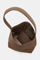 Bolso de hombro tipo saca, de diseño minimalista y estructura flexible, con asa única y cierre mediante clip metálico.