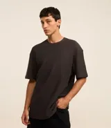 Remera de algodón con textura chevron, cuello redondo y manga corta, de corte relajado.