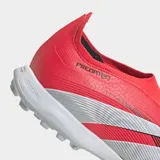 Championes de fútbol Adidas Predator League, color rojo con tres franjas plateadas, diseño sin cordones y suela de goma estriada para moqueta.
