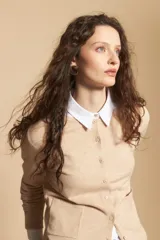 Cardigan negro de tejido suave y liviano, con cierre frontal abotonado y cuello redondo.