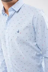 Camisa de manga larga Brooksfield con corte slim, color azul marino y estampado de pequeñas hojas y puntos. Presenta cierre frontal con botones y logo bordado en el pecho.