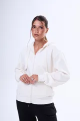 Buzo con capucha y cierre frontal completo, confeccionado en felpa suave, con bolsillos tipo canguro y cordones ajustables en la capucha.