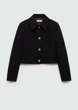 Chaqueta corta de corte recto y diseño crop, con cuello camisero y cierre frontal de botones metálicos. Presenta manga larga y forro interior.